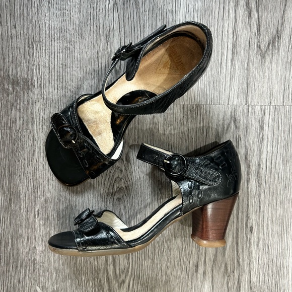 John Fluevog Operetta Renata Black Leather Sandals | 7 - Picture 2 of 9